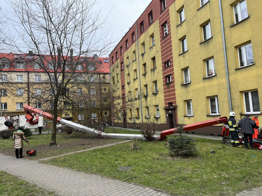 Pracował na wysokości w koszu, gdy nagle auto z podnośnikiem się przewróciło
