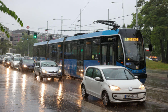 Wrocław pod wodą! Tramwaje stoją, ulice zamieniły się w rzeki