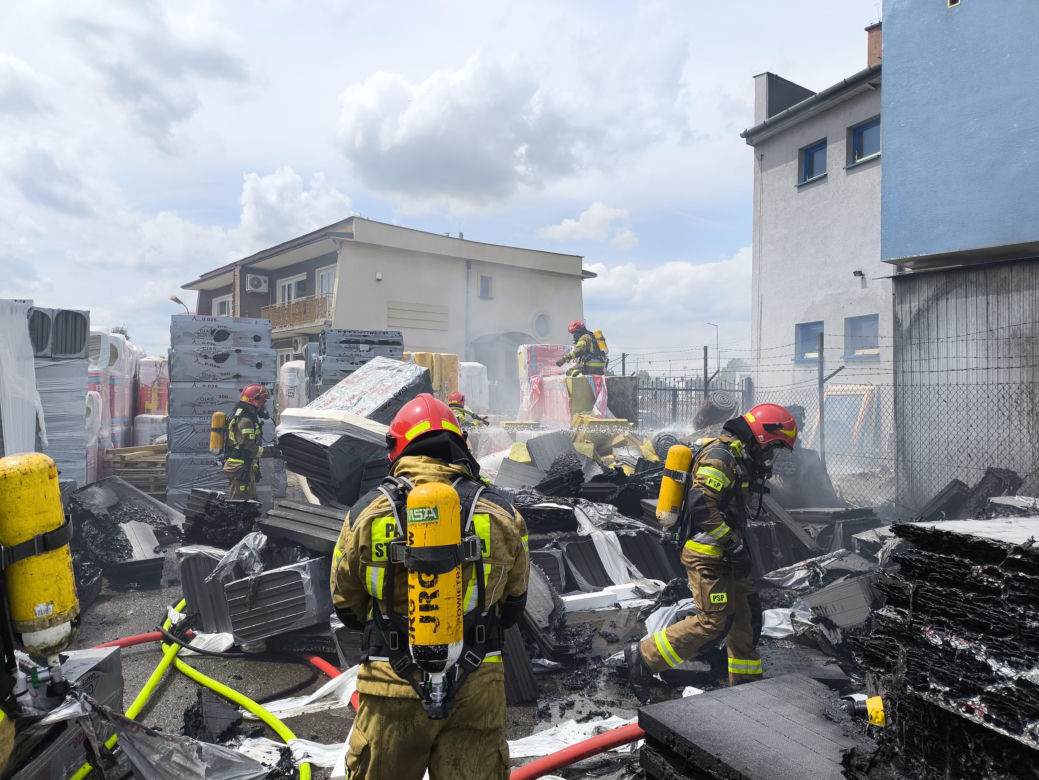 Pożar w składzie budowlanym w Tarnowie. Na miejscu pracuje ponad 40 strażaków