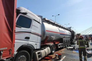 Tragiczny wypadek czterech ciężarówek na autostradzie A4. Jeden kierowca nie żyje