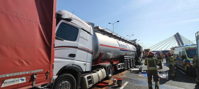 Tragiczna kraksa ciężarówek na autostradzie A4! Nie żyje kierowca