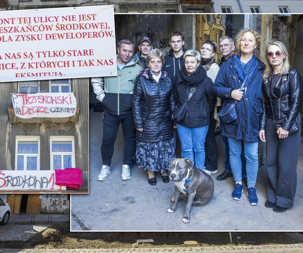 Grupa mieszkańców kamienicy przy ulicy Środkowej 11 w Warszawie. Obok miniatura z banerem protestacyjnym. Więcej na SE.