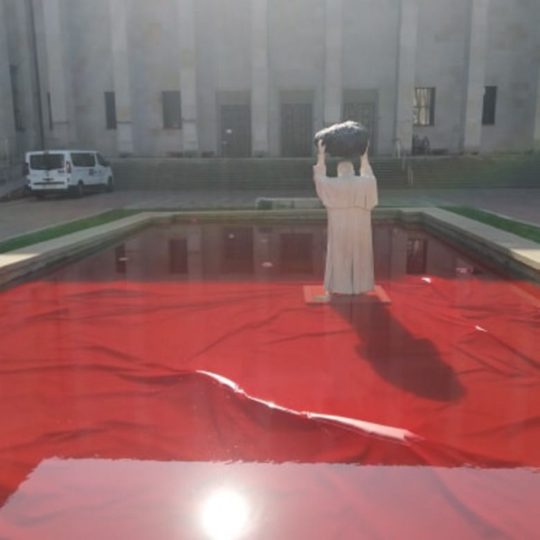 Rzeźba Jana Pawła II na dziedzińcu Muzeum Narodowego w Warszawie