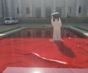 Rzeźba Jana Pawła II na dziedzińcu Muzeum Narodowego w Warszawie