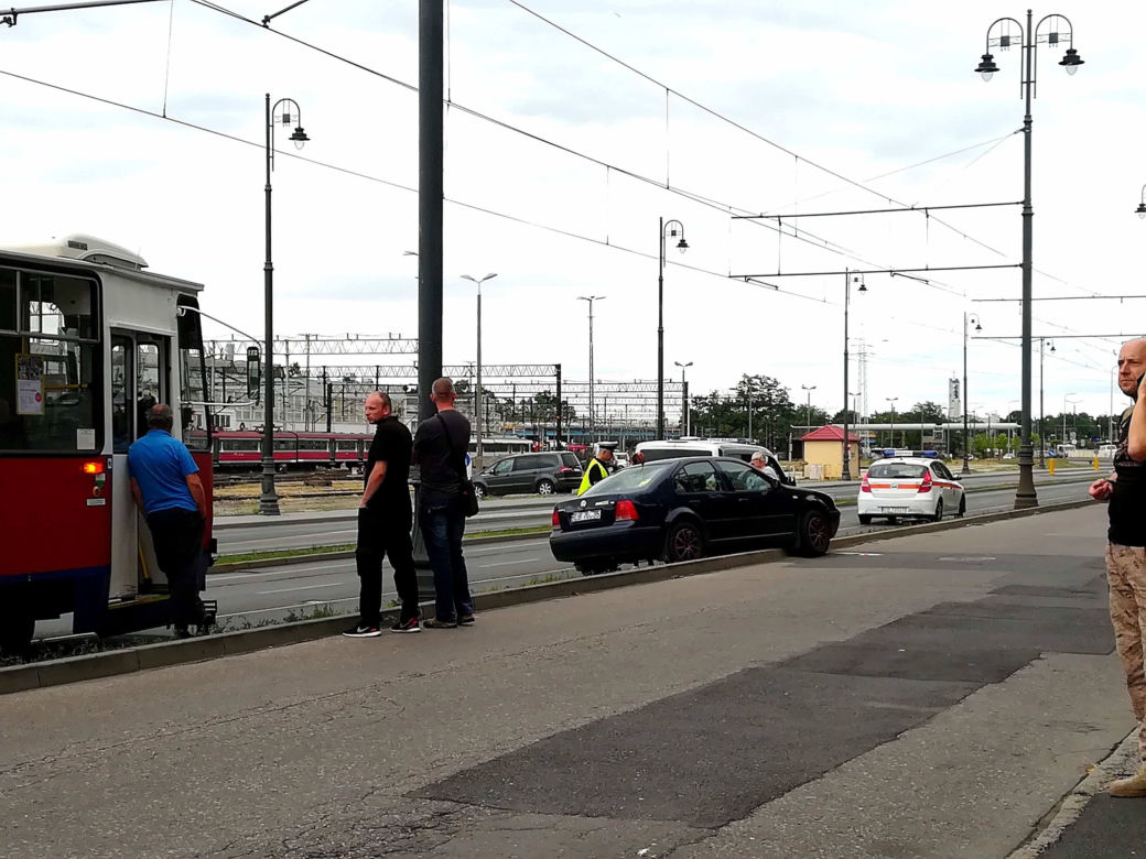 Samochód zablokował ruch tramwajów na ul. Zygmunta Augusta w Bydgoszczy! [ZDJĘCIA]