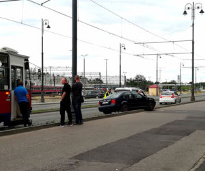Samochód zablokował ruch tramwajów na ul. Zygmunta Augusta w Bydgoszczy! [ZDJĘCIA]