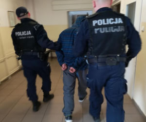 Policyjna interwencja w jednym z bloków w Toruniu. W tle amfetamina i marihuana