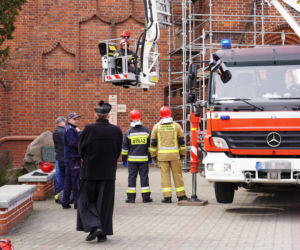 Pijany wszedł na wieżę kościoła. Ściągnęli go strażacy
