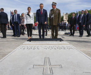Prezydent RP Karol Nawrocki i pierwsza dama Marta Nawrocka podczas polowej mszy świętej na Polskim Cmentarzu Wojennym pod Monte Cassino