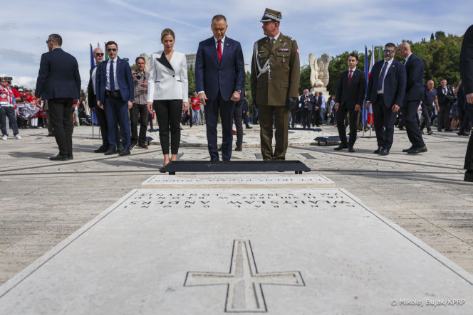 Prezydent RP Karol Nawrocki i pierwsza dama Marta Nawrocka podczas polowej mszy świętej na Polskim Cmentarzu Wojennym pod Monte Cassino