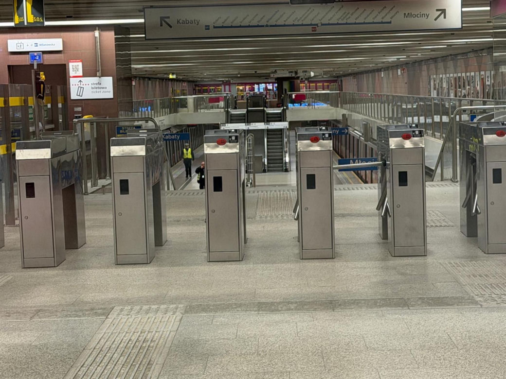 Wypadek śmiertelny w metrze! Duże utrudnienia dla podróżnych