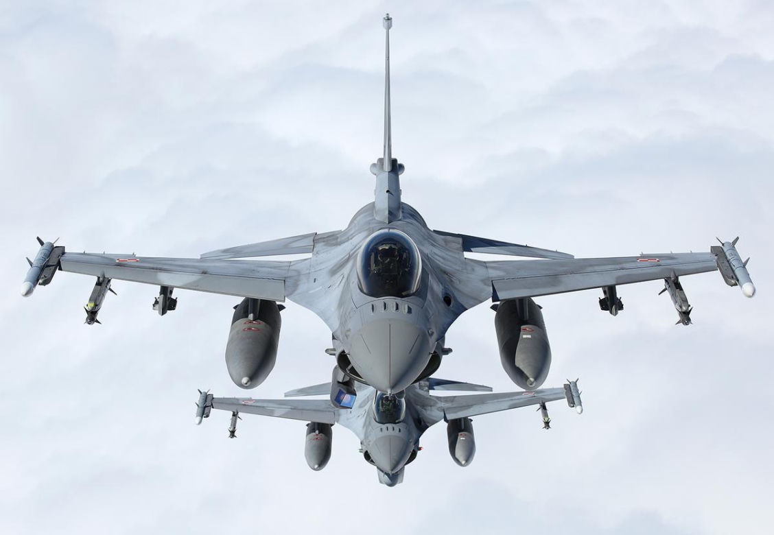 Ktoś próbował oślepić pilota F-16! Wiązka lasera trafiła w wojskowy samolot podczas lądowania