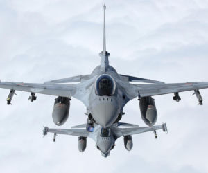 Ktoś próbował oślepić pilota F-16! Wiązka lasera trafiła w wojskowy samolot podczas lądowania
