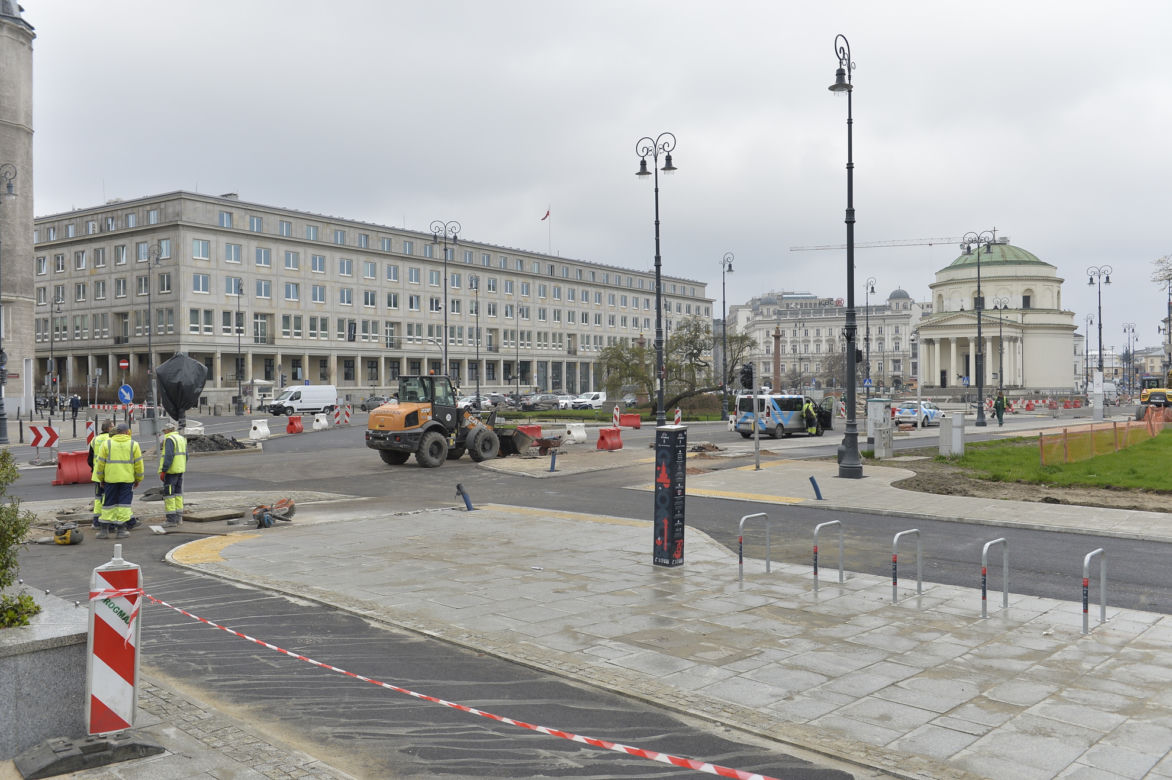 Plac podzielił warszawiaków! Drogie drzewa, usuwanie parkingów i chaotyczna organizacja ruchu to dopiero początek!