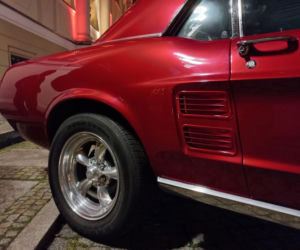 Świąteczny Zlot Amerykańskich Samochodów na Rynku w Lesznie