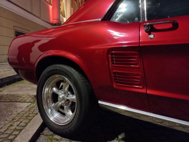 Świąteczny Zlot Amerykańskich Samochodów na Rynku w Lesznie