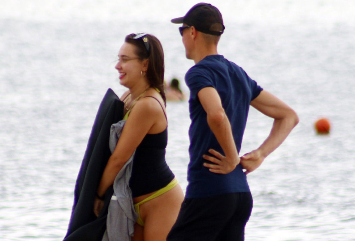 Piotr Żyła i Marcelina Ziętek na plaży