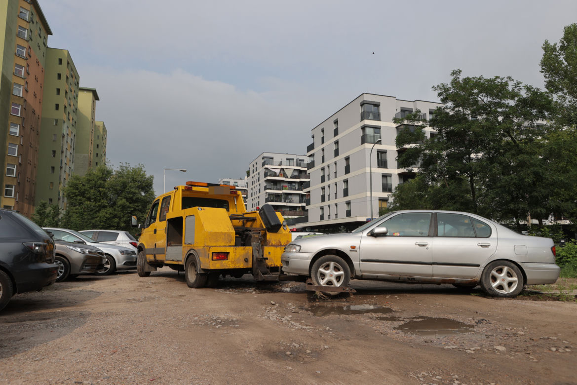Sprzątamy miasto z wraków. Patrol "SE" na tropie porzuconych aut 