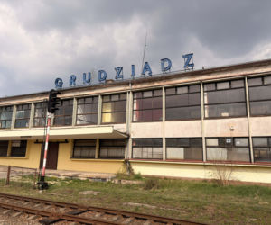 W Grudziądzu czekają na remont dworca kolejowego. Obok stanie tymczasowa poczekalnia 