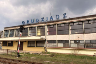 W Grudziądzu czekają na remont dworca kolejowego. Obok stanie tymczasowa poczekalnia 