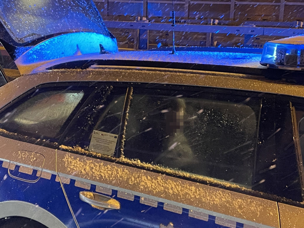 Pościg w Ursusie. Mężczyzna zabarykadował się w aucie więc policjanci musieli wybić szybę żeby go wywlec z audi