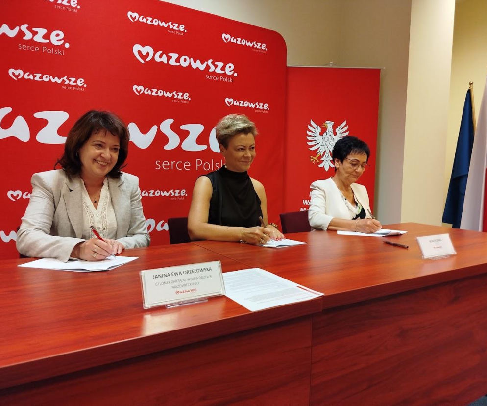 Mazowsze - podpisanie umów na inwestycje energetyczne oraz remont boiska w Mokobodach