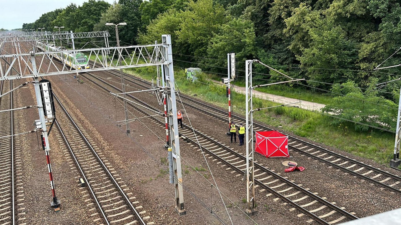Tragedia na torach. Wszedł na nieoznakowane przejście, gdy nadjeżdżał pociąg. Straszny wypadek w Rembertowie