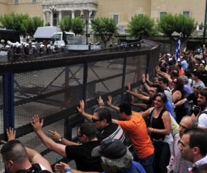 Grecja: Protest pod parlamentem w Atenach – policja OBRZUCONA JOGURTEM - ZDJĘCIA
