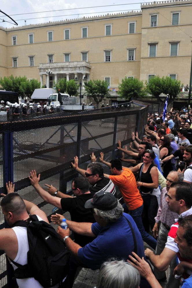 Grecja: Protest pod parlamentem w Atenach – policja OBRZUCONA JOGURTEM - ZDJĘCIA