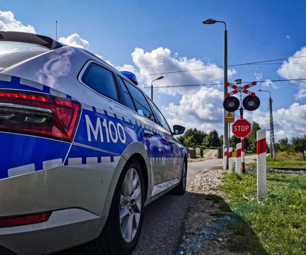Podlaskie. 20-letni kierowca wjechał pod pociąg. Policja: Zignorował czerwone światło