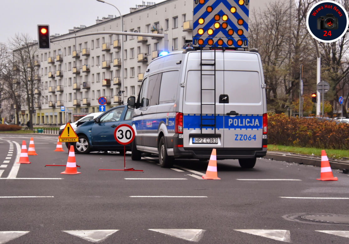 Zderzenie karetki z osobowym nissanem na Mokotowie. Dwie osoby ranne 