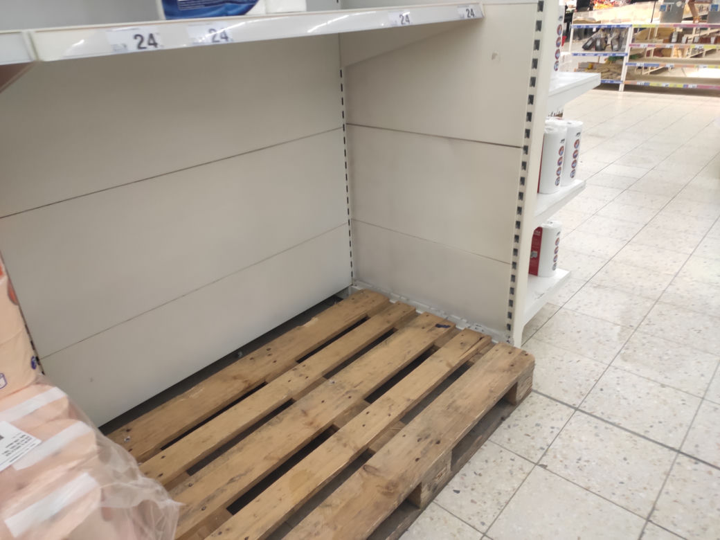 Puste półki w sklepach w Rzeszowie. Szał zakupów [NOWE ZDJĘCIA]