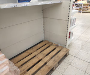 Puste półki w sklepach w Rzeszowie. Szał zakupów [NOWE ZDJĘCIA]