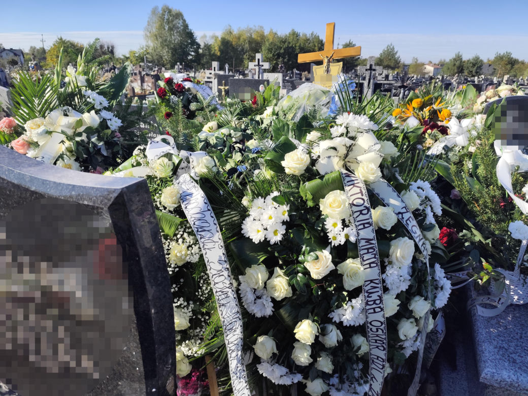 Matka, ojciec i dwóch synów spoczęli w jednym grobie. Przejmujące sceny na pogrzebie pod Kielcami