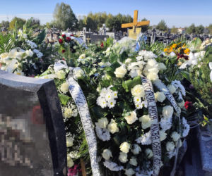 Matka, ojciec i dwóch synów spoczęli w jednym grobie. Przejmujące sceny na pogrzebie pod Kielcami