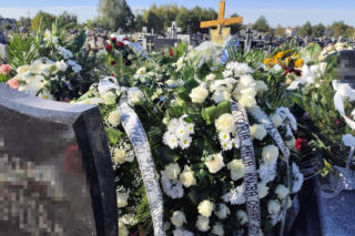 Matka, ojciec i dwóch synów spoczęli w jednym grobie. Przejmujące sceny na pogrzebie pod Kielcami