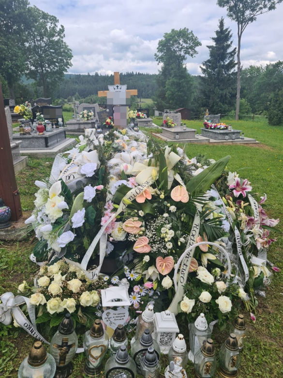 Barwinek. Grób 18-letniej Eweliny w morzu kwiatów i zniczy [ZDJĘCIA]