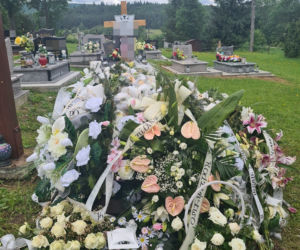 Barwinek. Grób 18-letniej Eweliny w morzu kwiatów i zniczy [ZDJĘCIA]