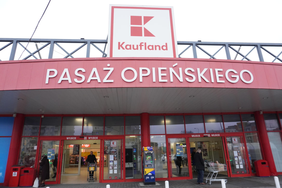 Pasaż handlowo-usługowy przy ul. Opieńskiego w Poznaniu 