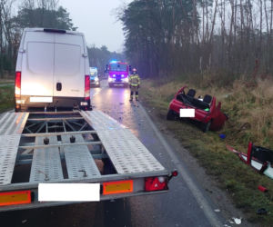 Poranny wypadek na drodze Jezierzyce Kościelne-Krzyżowiec. Poszkodowana kobieta 