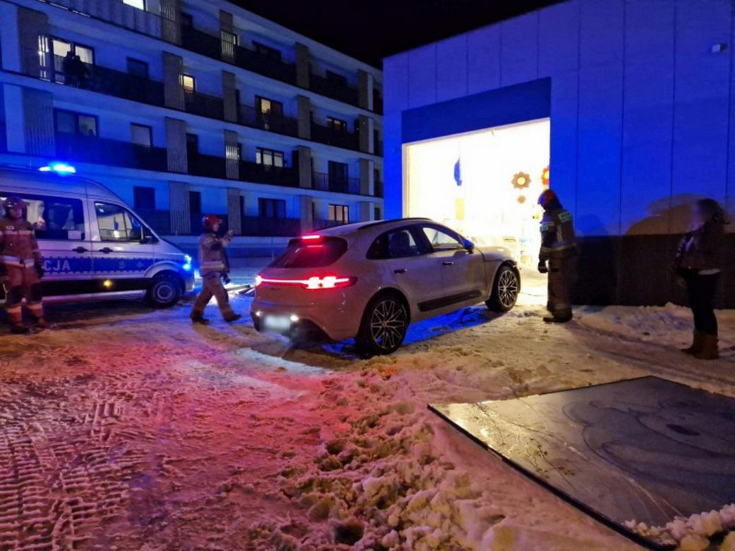 Porsche wjechało do żłobka. Kierująca pomyliła gaz z hamulcem