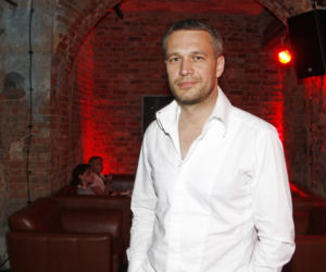 Michał Żebrowski od lat wciela się w Falkowicza w Na dobre i na złe. Już na początku kariery aktorskiej był bożyszczem kobiet [GALERIA]