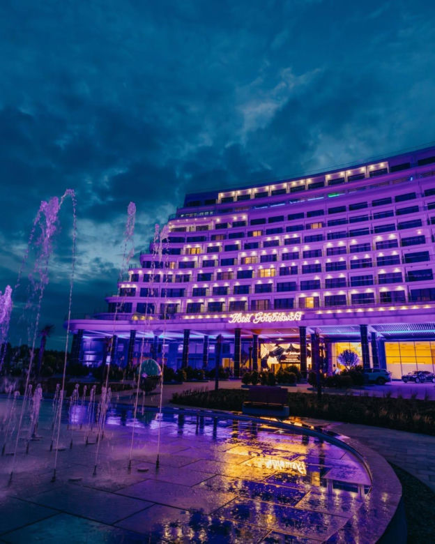 Już wiadomo, ile kosztowała budowa Hotelu Gołębiewski w Pobierowie. Astronomiczna kwota