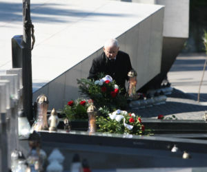 Jarosław Kaczyński na cmentarzu nie był sam. Pewna kobieta nie odstępowała go na krok