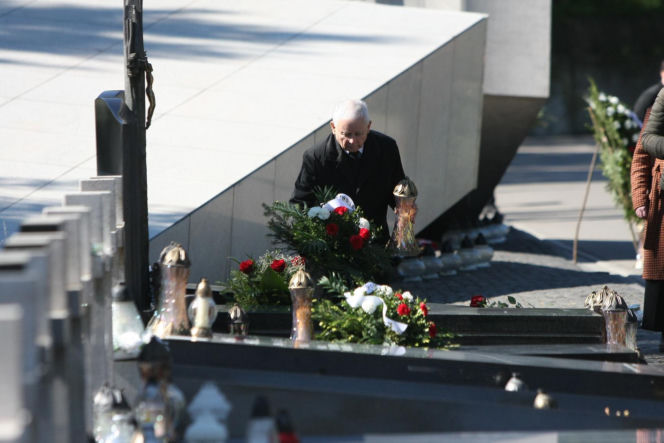 Jarosław Kaczyński na cmentarzu nie był sam. Pewna kobieta nie odstępowała go na krok