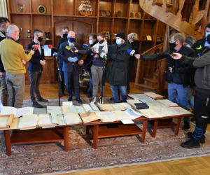 Podczas remontu Urzędu Miasta  w Szczecinie odnaleziono odręczne notatki i raporty działań pierwszego prezydenta Szczecina Piotra Zaremby