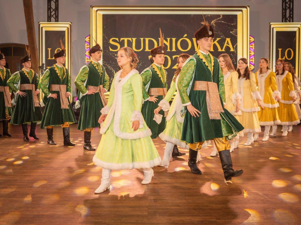 Studniówka po szlachecku w Zamku Topacz. Uczniowie z Wrocławia w wyjątkowych strojach