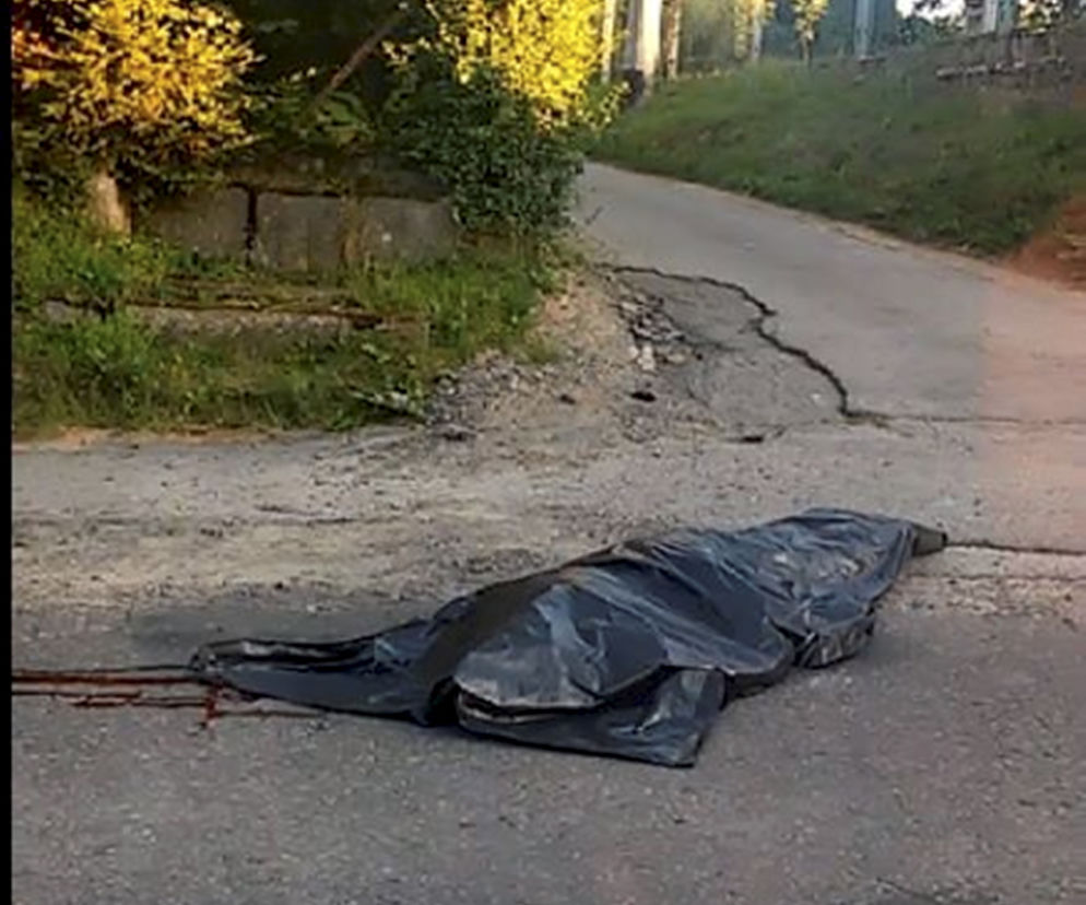 Zalany wpadł pod betoniarkę