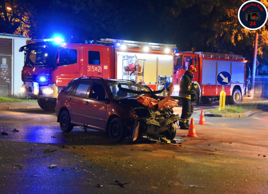 Dramatyczna akcja straży na Targówku, musieli użyć sprzętu do rozcinania aut
