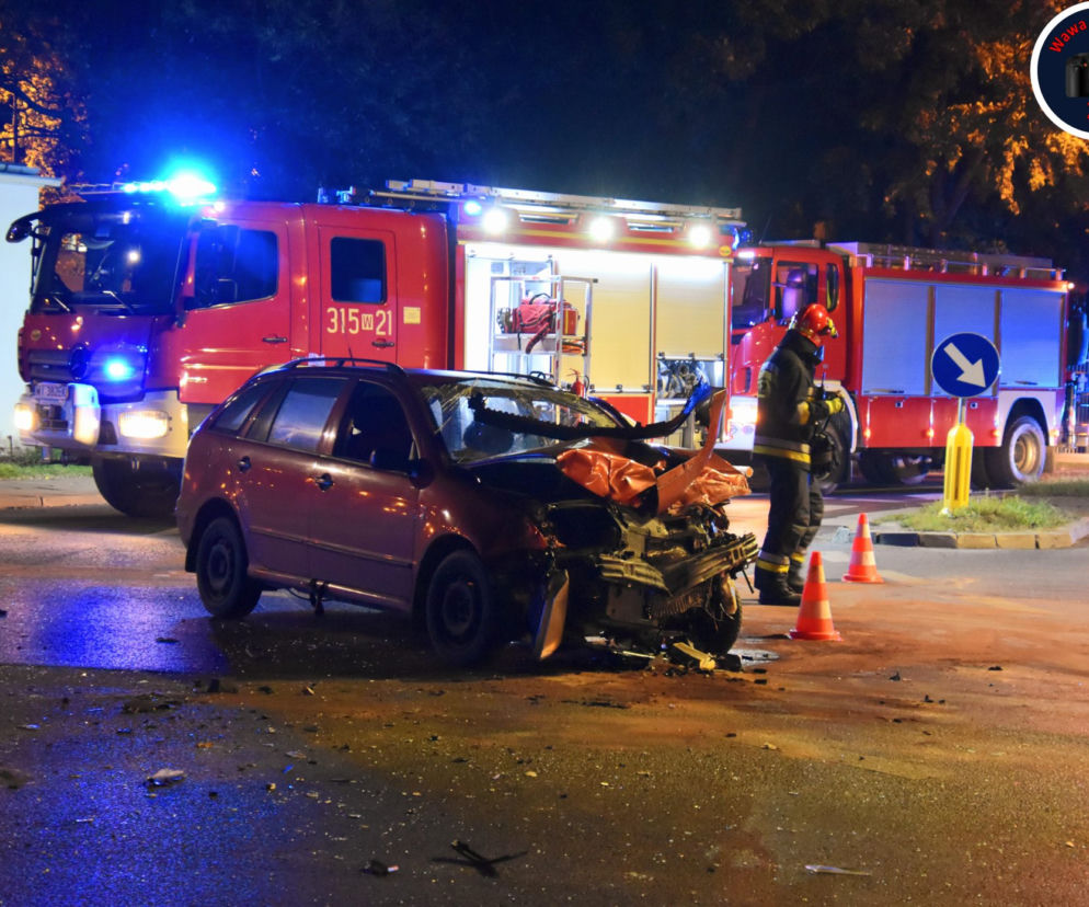 Dramatyczna akcja straży na Targówku, musieli użyć sprzętu do rozcinania aut
